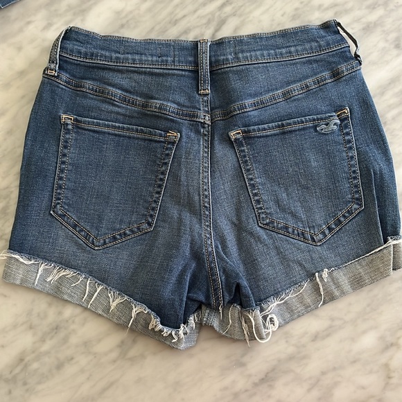 Hollister 3” High Rise Short size 28 (7) Excellent CLEAN condition - Picture 2 of 4
